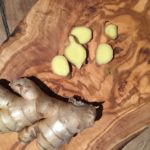 Préparation du gingembre-Les vinaigres de cidre aux plantes de Bienvenuta